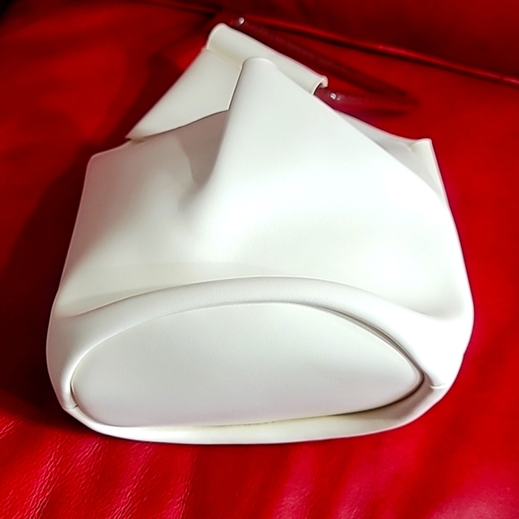 Elegant Cream Handbag with Wooden Handle - Picture 6 of 9